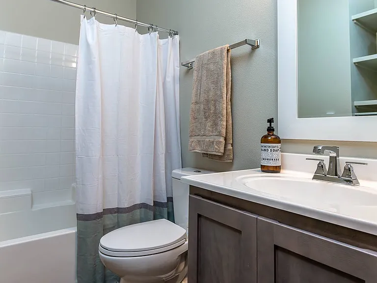 Quatama Woods | Second Bathroom