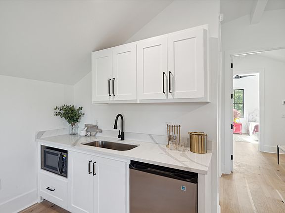 3rd image of 6 Stocker Dr