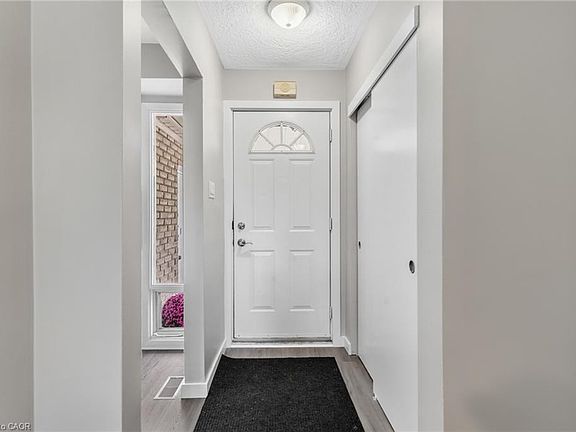 4th image of 104 Ralgreen Cres