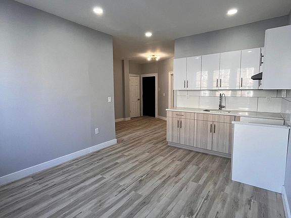 4th image of 122 Corbin Ave #25