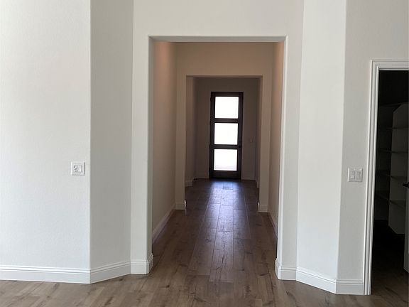 3rd image of 832 Blue Yucca Ln