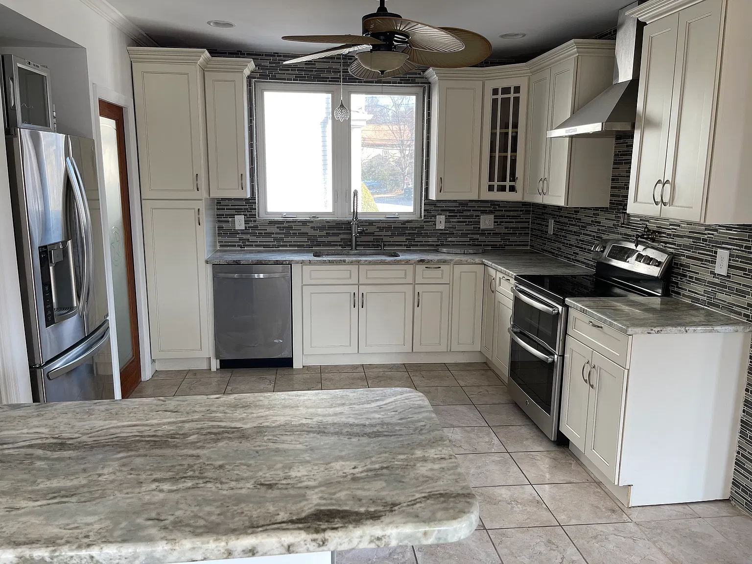 4 bed, 2100 sqft, $4,300 — Photo 3