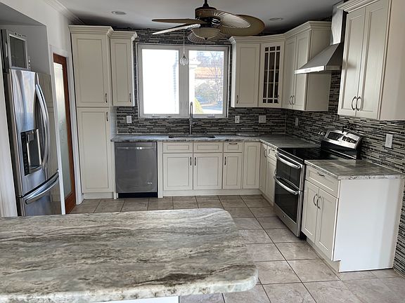 3rd image of 138 Pompton Ave