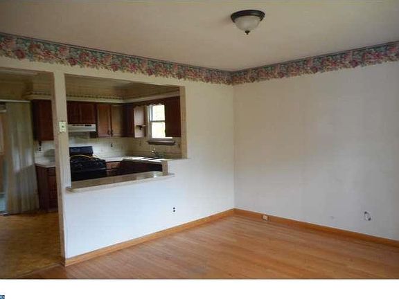 3rd image of 1201 Sylvia Ln