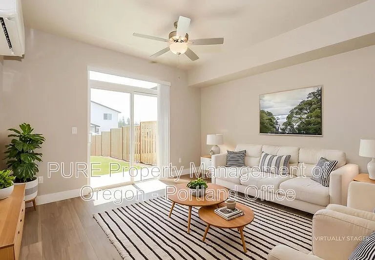 512 NE Trillium Dr — Photo 1