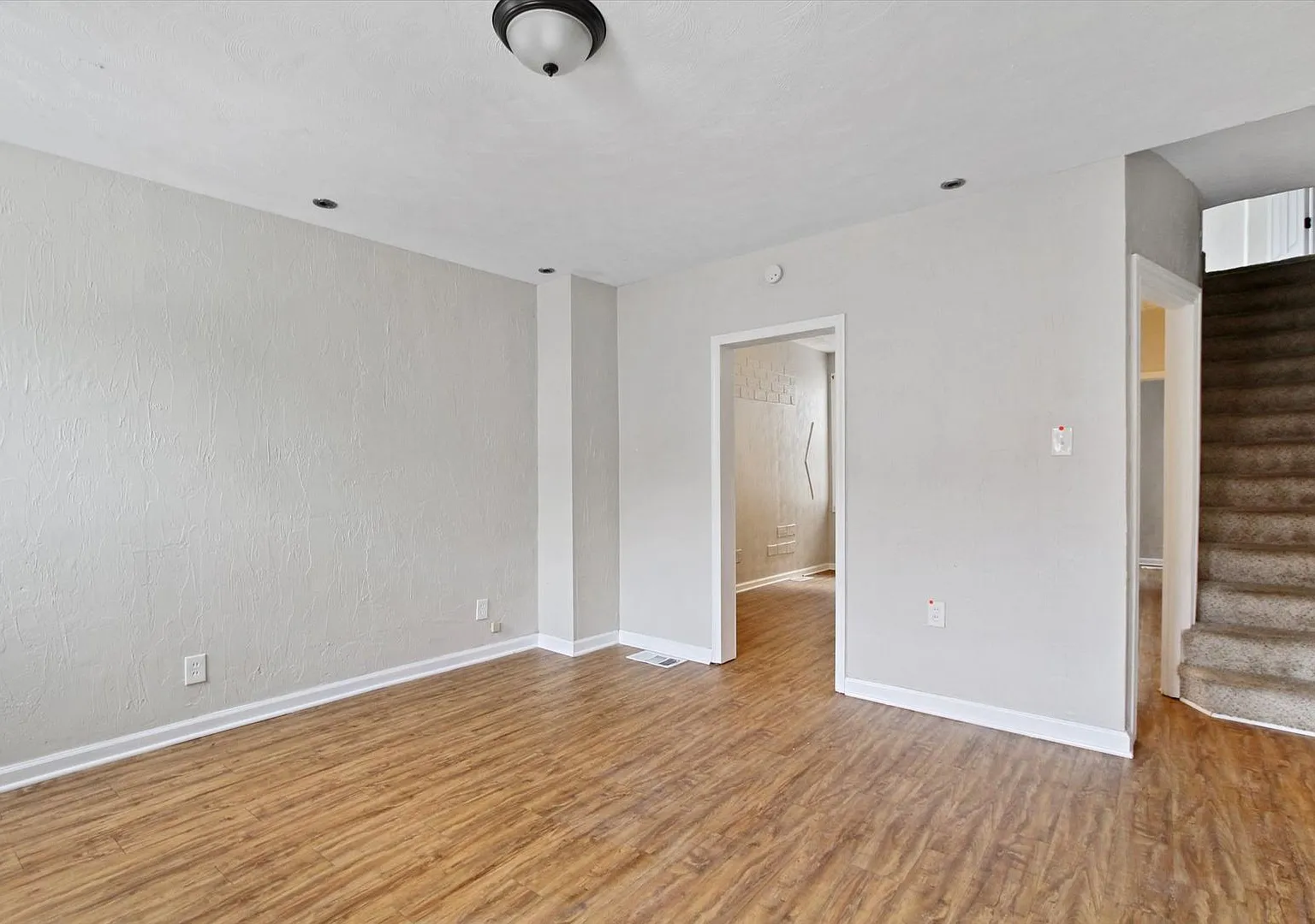 Coming Soon - Spacious 3 Bedroom, 1.5 Bath Home in North York - Central York School District. — Photo 2