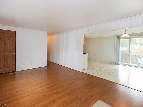 3rd image of 27060 1st St