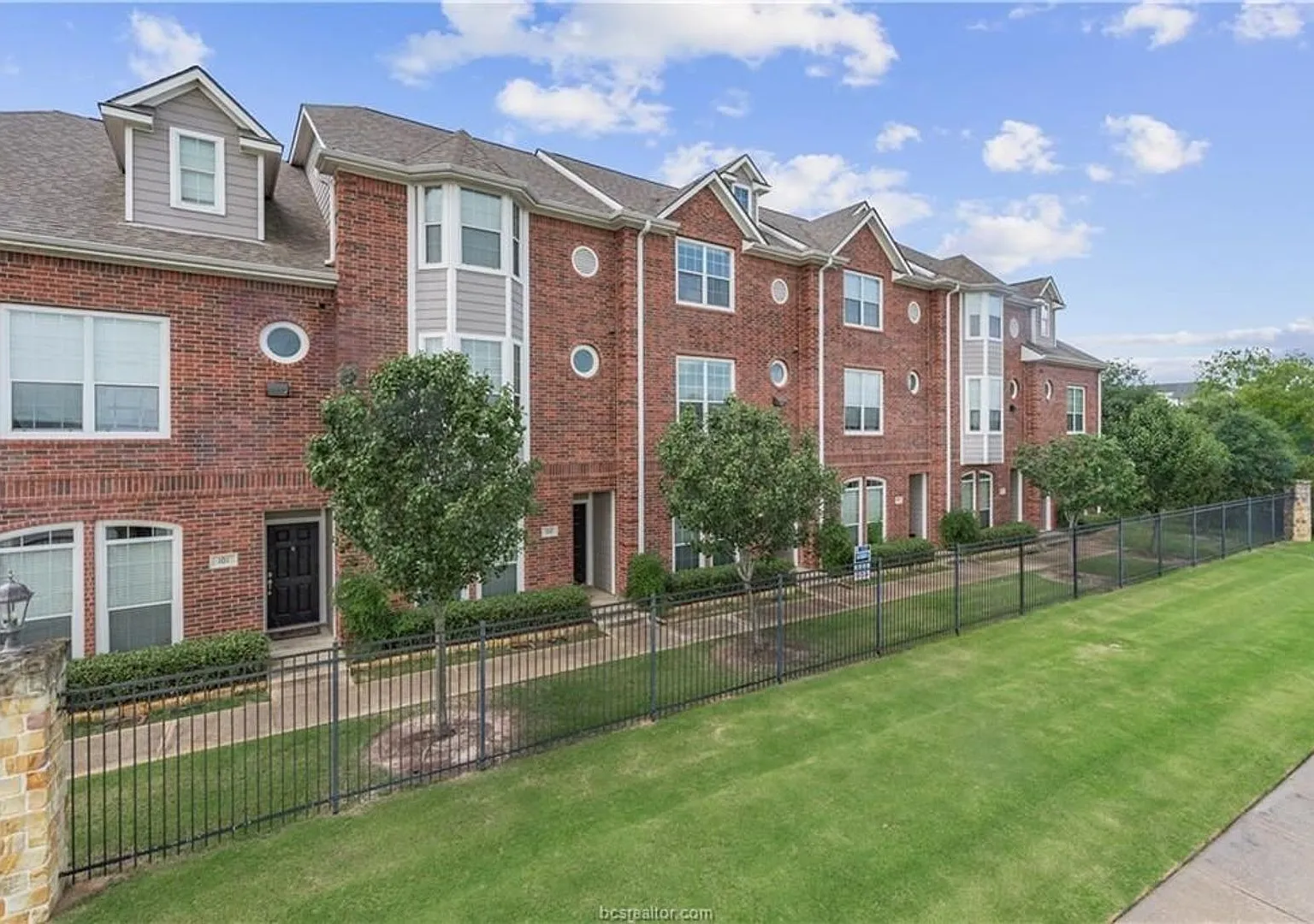 $500 Off 1st Month's Rent! Immediate Move In 4/4 Condo in Beautiful Lakeridge! — Photo 1