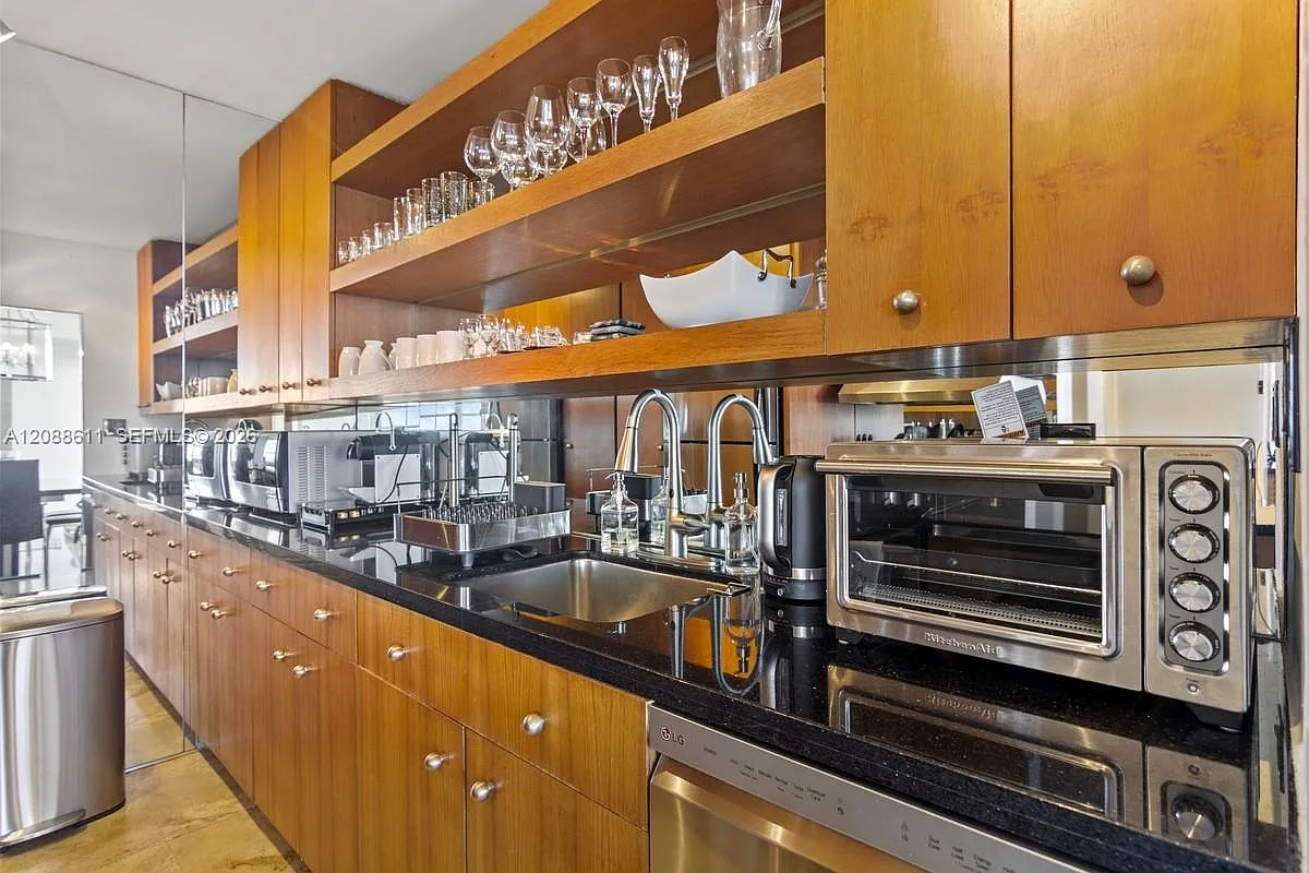 The Decoplage Condo — Photo 3