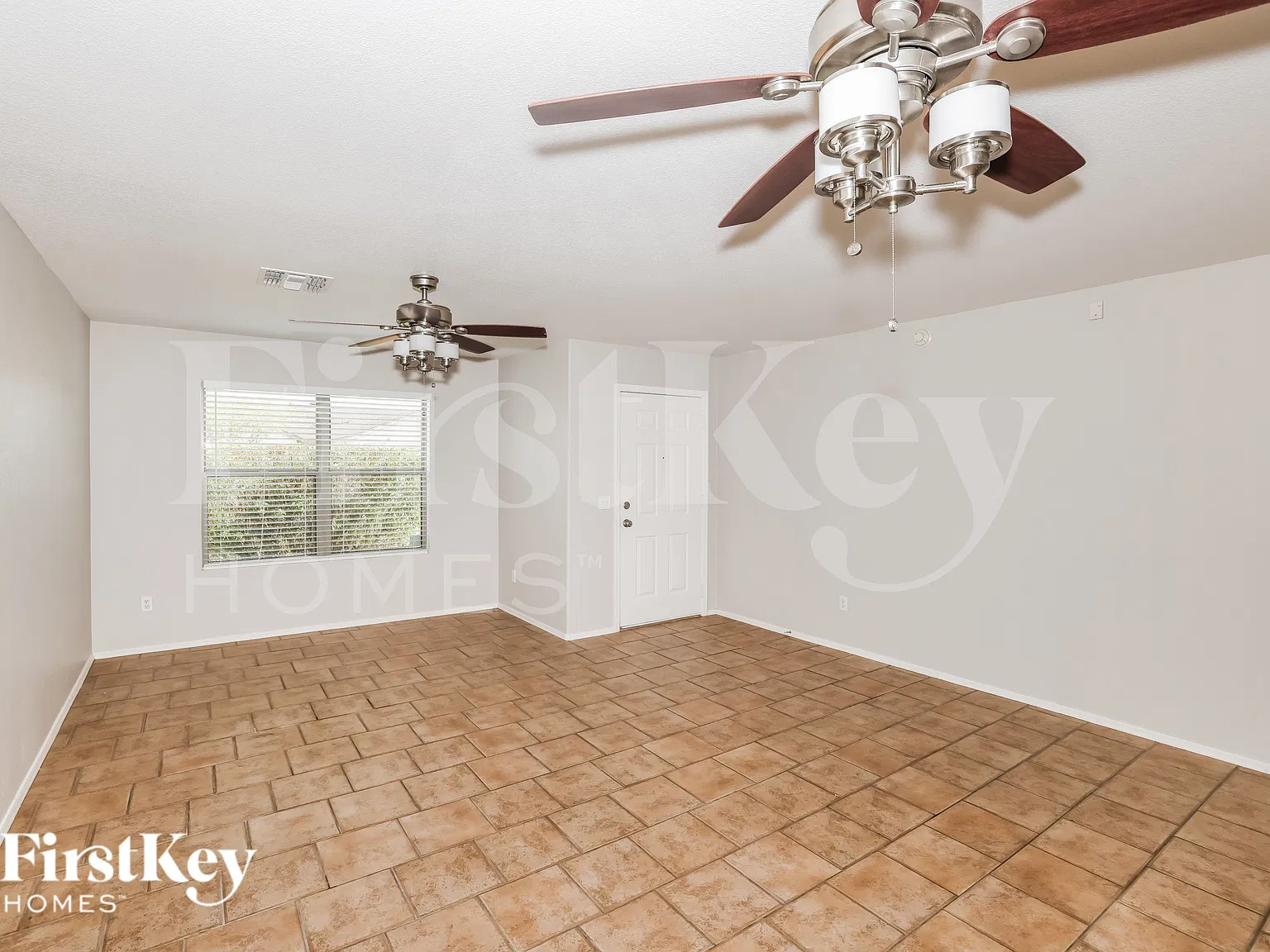 4 bed, 2.5 bath, 2374 sqft, $2,340 — Photo 4