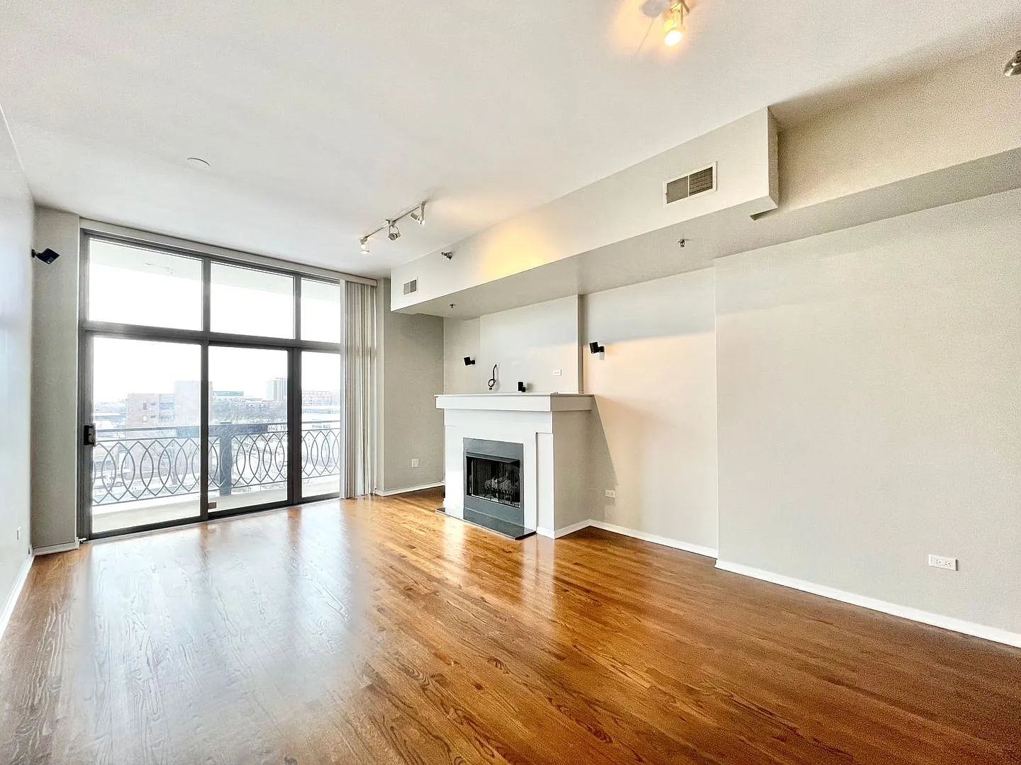 Stunning 2bed/2bath condo in West Loop! — Photo 3