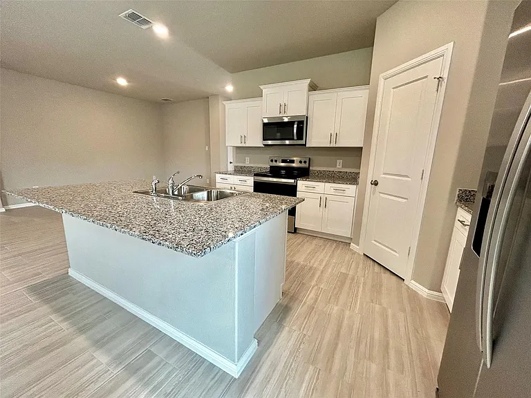 16432 Severn Ln — Photo 4