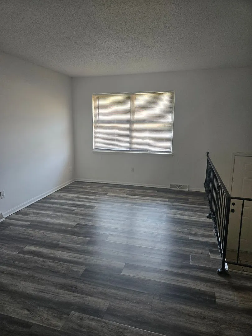 Fantastic 3 bedroom Duplex! New Carpet...Spacious Home! — Photo 3