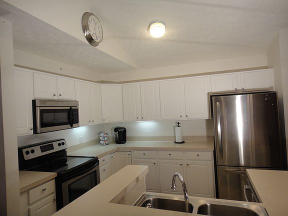 Fully Applianced Kitchen 