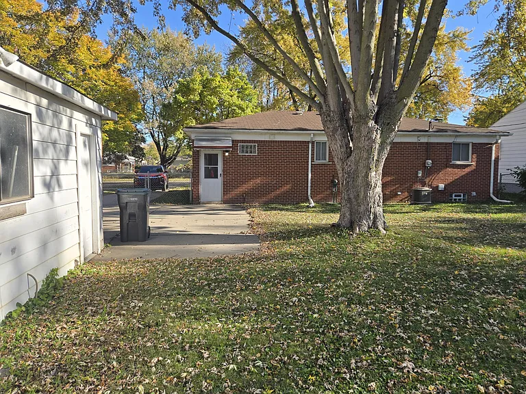 17629 Prospect St — Photo 16