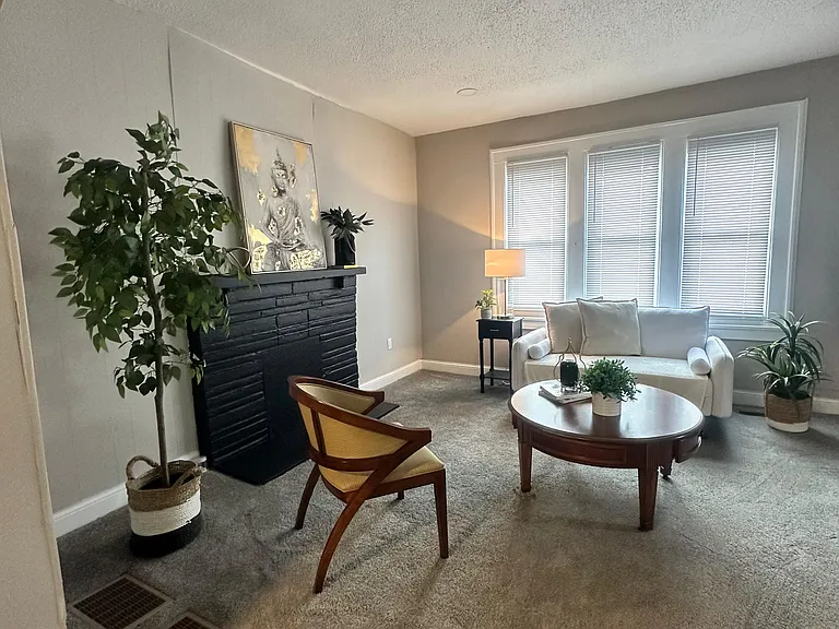 374 S Warren Ave — Photo 4
