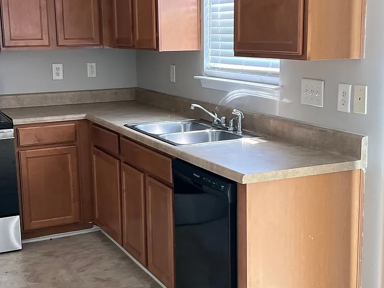 1111 Delander Ln — Photo 8