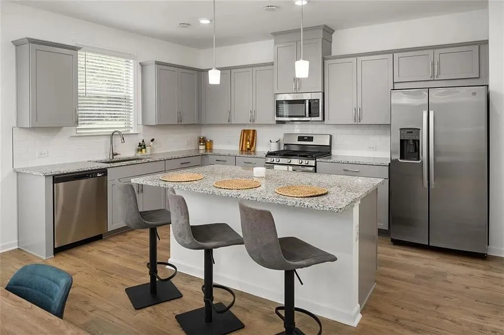 4 bed, 2.5 bath, 2493 sqft, $2,925 — Photo 3