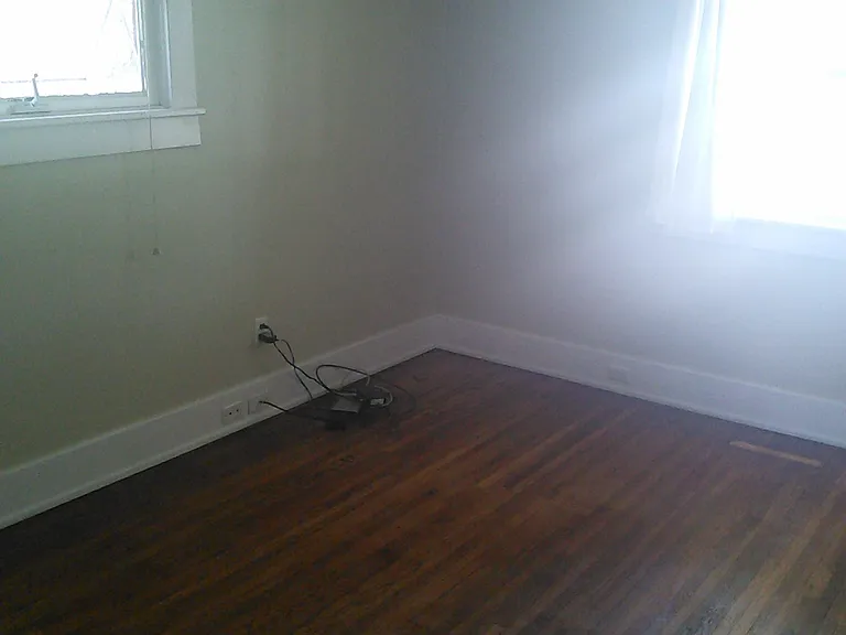2nd main floor
bedroom