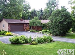 688 Sunset St, White Lake, MI 48383