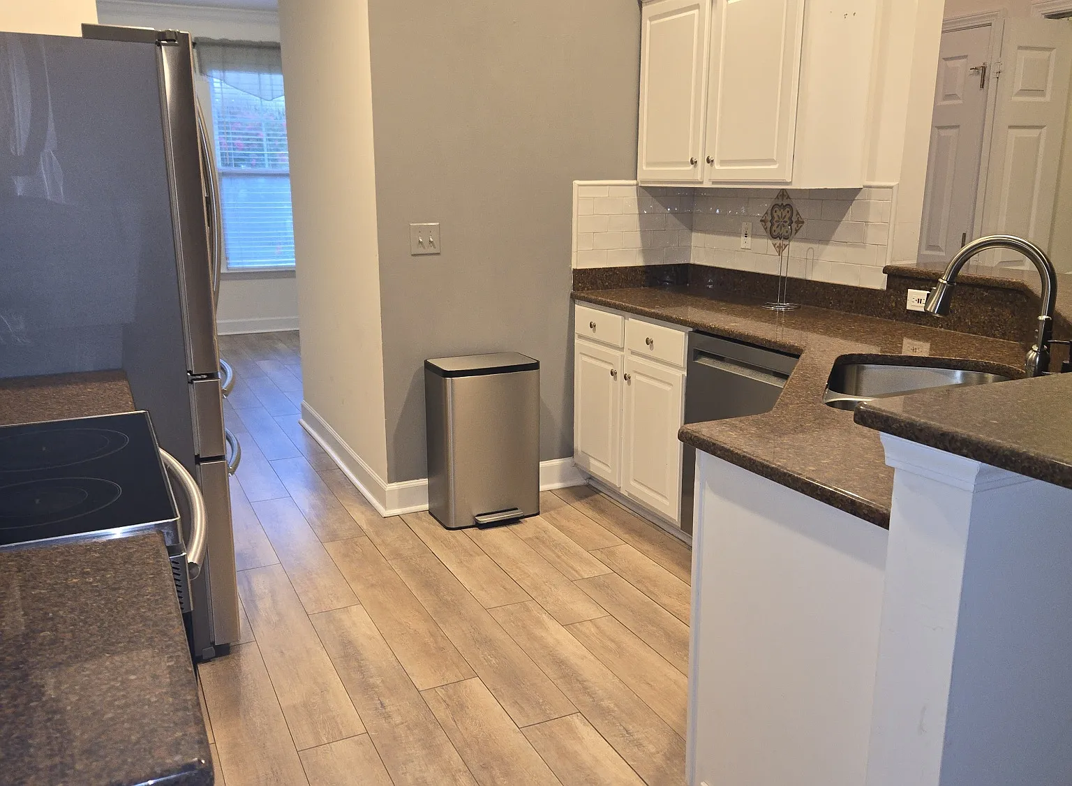 3 bed, 2.5 bath, 1696 sqft, $2,100 — Photo 2