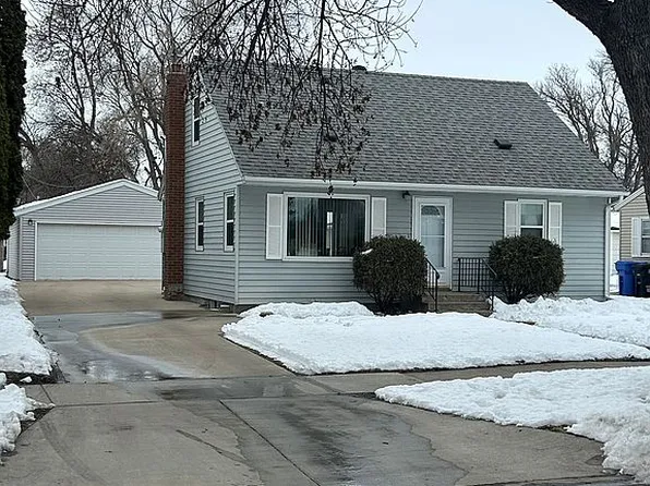 1633 10th Ave S, Fargo, ND 58103