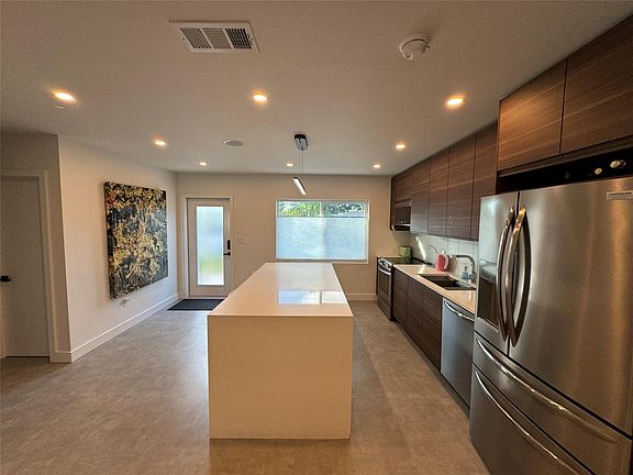 4th image of 633 NW 38th Street