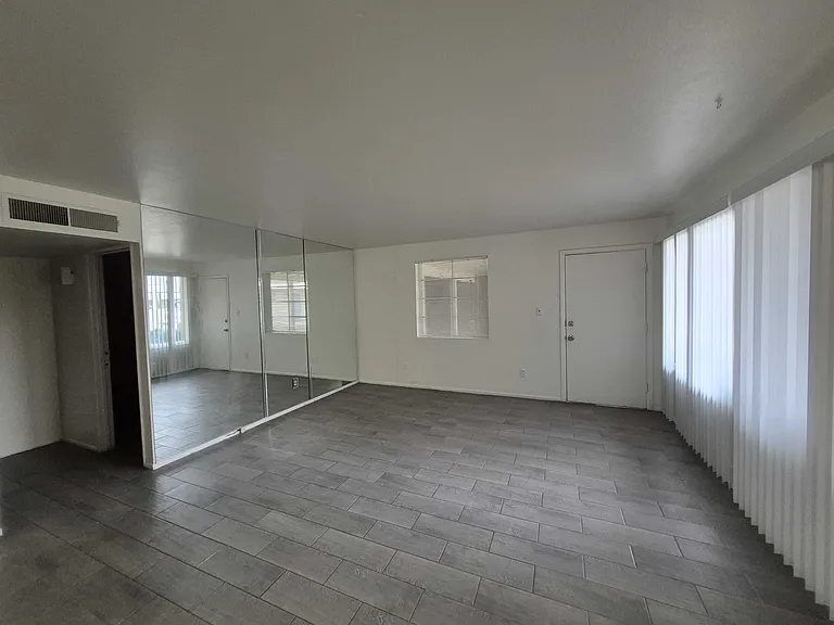222 E 30th St #5 — Photo 4