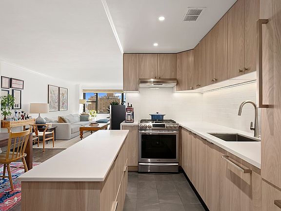 4th image of 115 E 9th St APT 14H