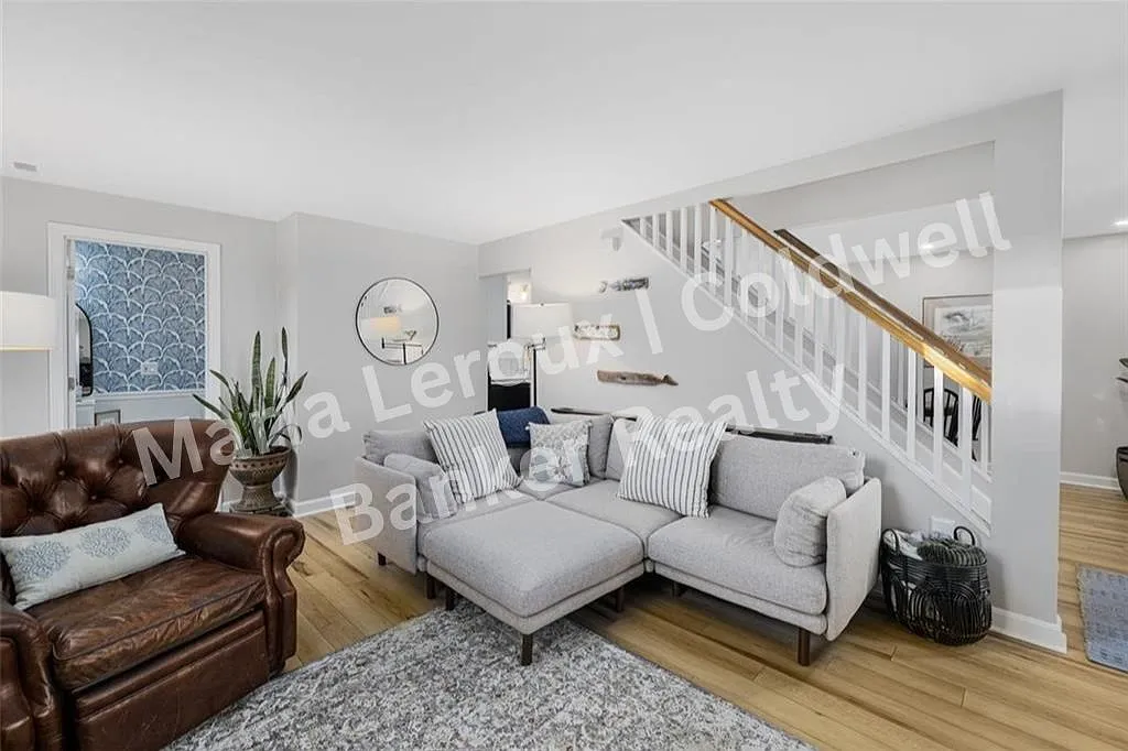 3 bed, 1.5 bath, 1152 sqft, $3,200 — Photo 3