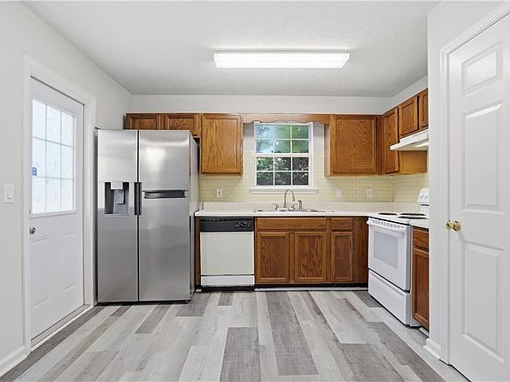 2nd image of 128 Ravenwood Ln