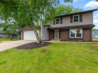 1111 River Park Cir W, Mukwonago, WI 53149