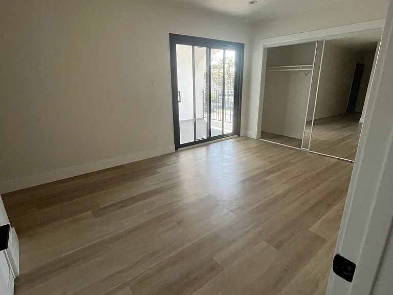 6958 Woodman Ave #6 — Photo 14