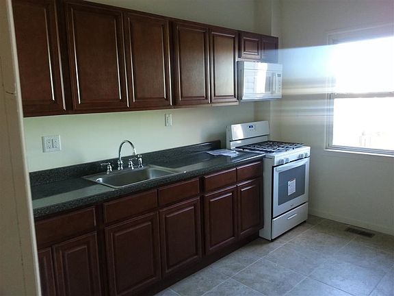 5th image of 458 Fairmount Ave