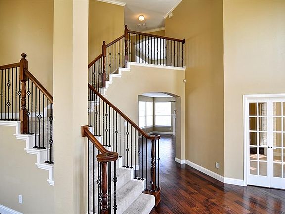 2nd image of 818 Greenway Dr