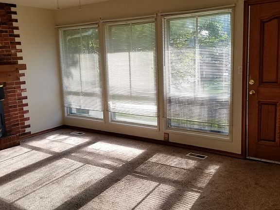 3rd image of 9697 Manhattan Dr