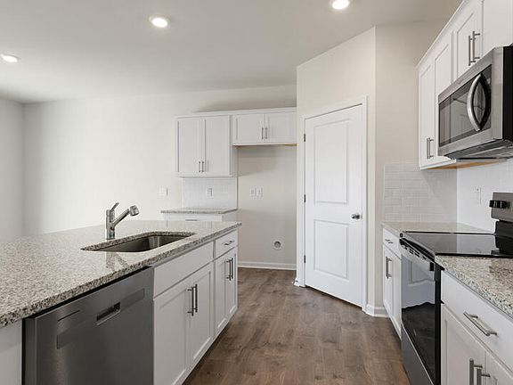 5th image of 389 Hanging Elm Ln