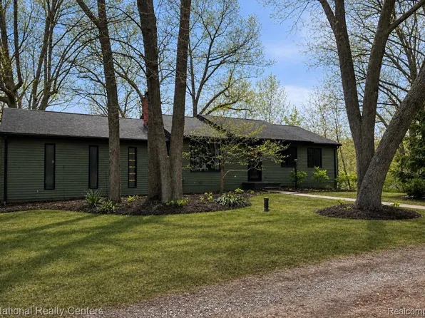 7361 Alcoy St, West Bloomfield, MI 48324