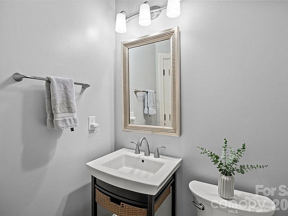 5th image of 6029 Sharon Rd