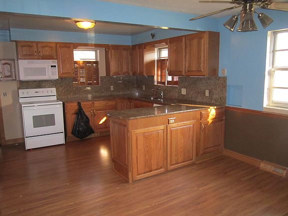 3rd image of 1505 Meadowlane Dr SE