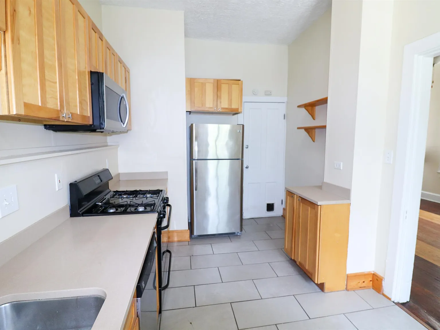 7 bed, 2.5 bath, 2597 sqft, $5,143 — Photo 3
