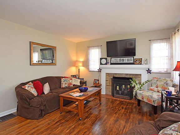 2nd image of 161 W Crest Dr