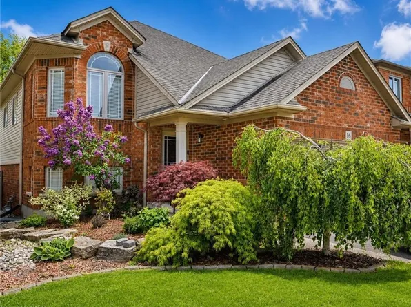 16 Downing St, Binbrook, ON L0R 1C0