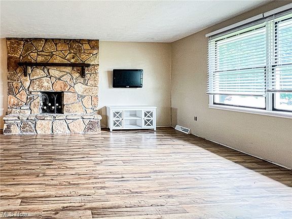 3rd image of 36 Broadview Pl