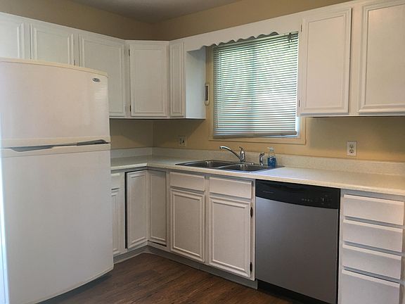 3rd image of 939 Brian Dr #8