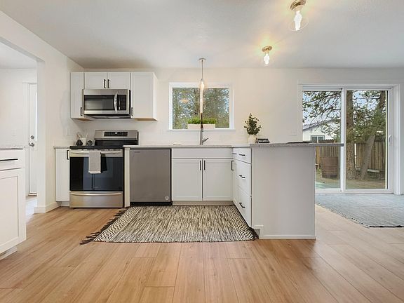 3rd image of 16475 Carter Ct