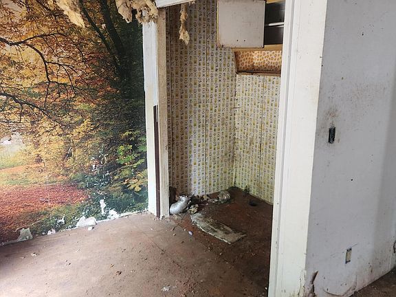 4th image of 1323 1/2 Lafayette St S