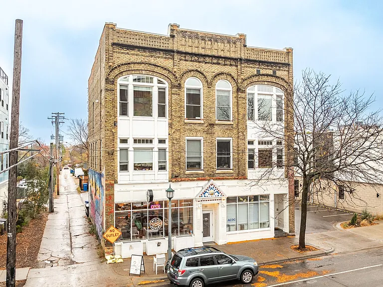 Historic Building Located in the heart of Whittier — Photo 4