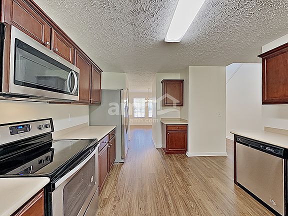 3rd image of 621 Creek Oak Dr