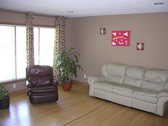 3rd image of 975 Copenhill Dr
